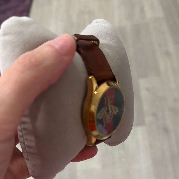 Gucci Gold and Brown Watch with Leather Strap - Picture 4 of 8